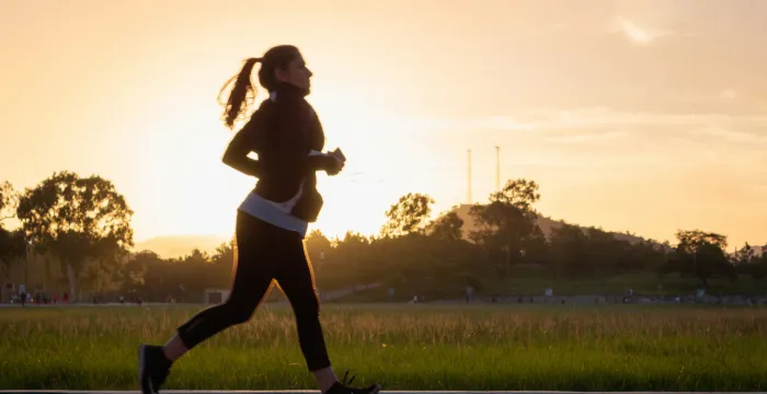 A runner setting a specific fitness goal to complete a 5K race, demonstrating a SMART goal in action