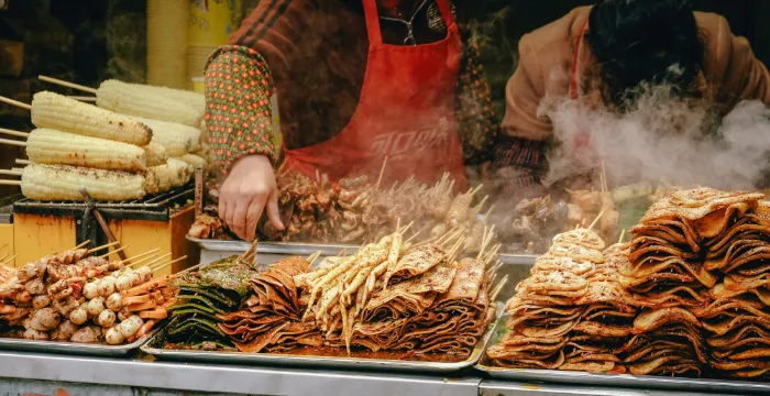 eating street food to save money while traveling