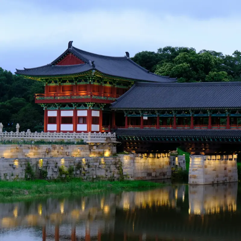Kyoto cityscape featuring Kiyomizu-dera Temple, autumn foliage and surrounding mountains, a must-see highlight for first-time visitors to Japan