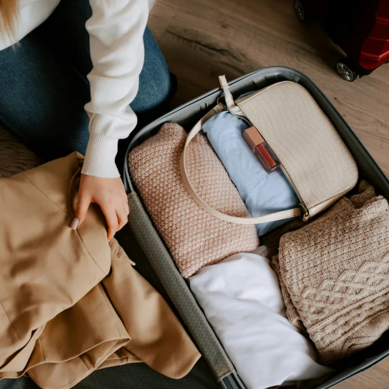 Pack luggage for traveling in an efficient way